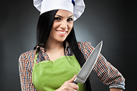 Девушка точит. Заточенная женщина. Девушка точит. Девушки смешные с топором. Девушка точит.